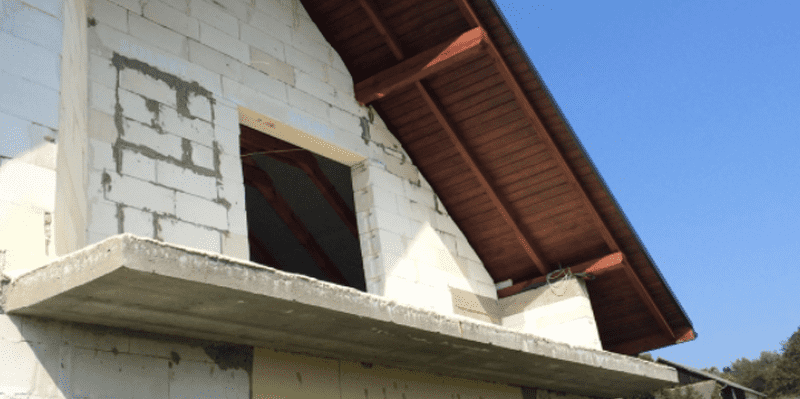 Тераса і балкон з бетону в приватному будинку