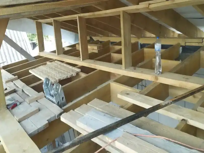 Монтаж перекрытия под крышей