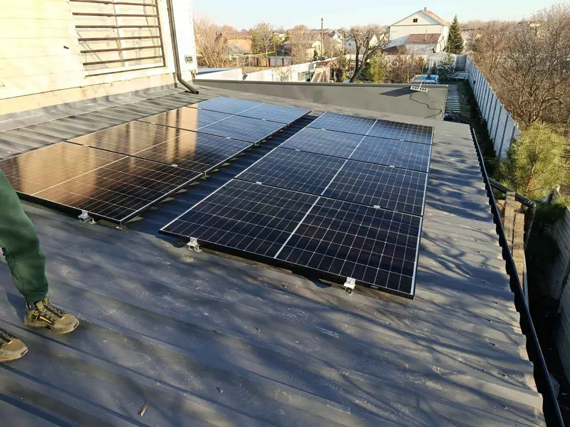 Монтаж сонячних панелей на даху