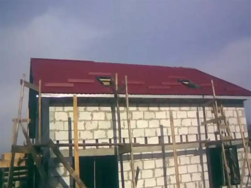 Завершение монтажа металлочерепицы на крыше