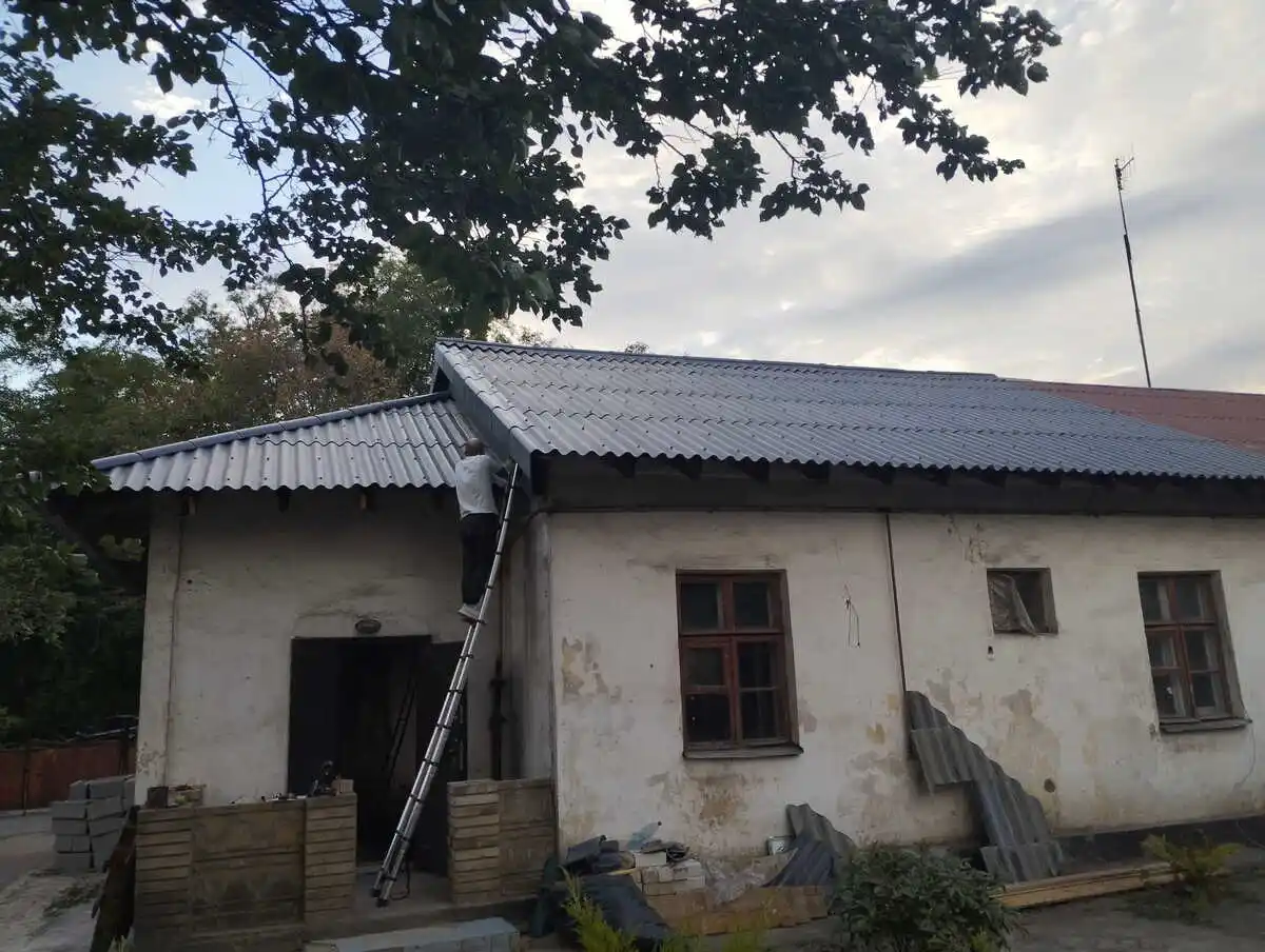 Покрівля будинку з фарбованого шиферу