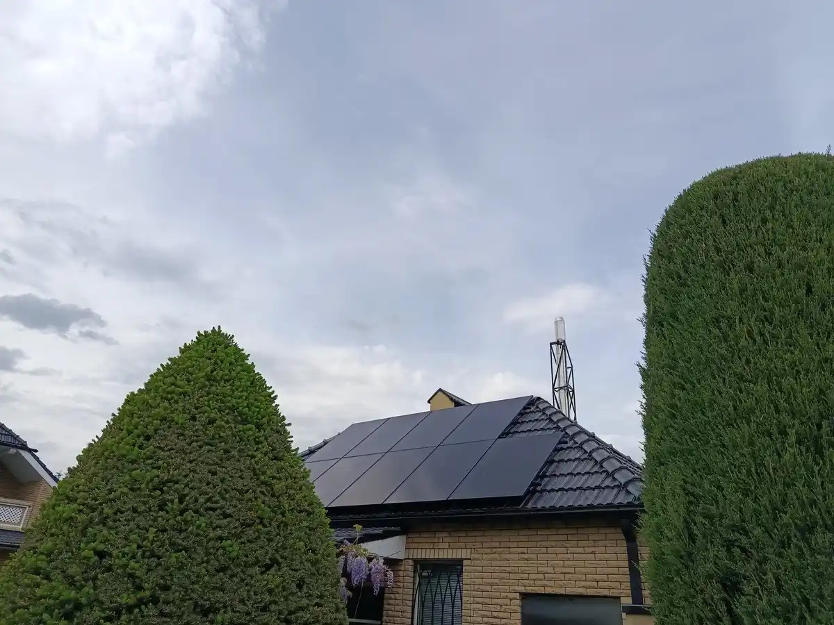 Сонячні панелі на даху з керамічної черепиці